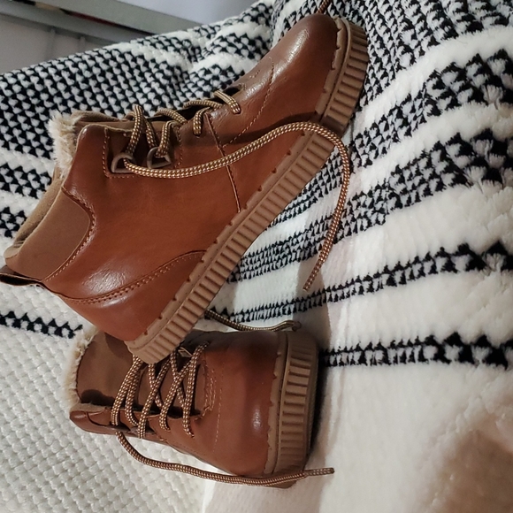 Osh Kosh fur trim boots - Picture 2 of 4